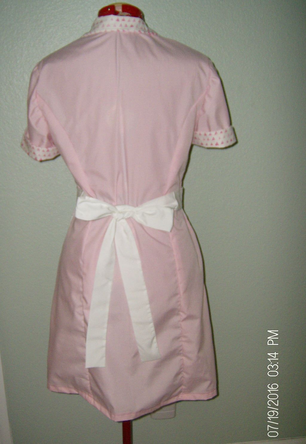 Pink Cotton Waitress Dress Uniform: Retro Diner Style with Apron
