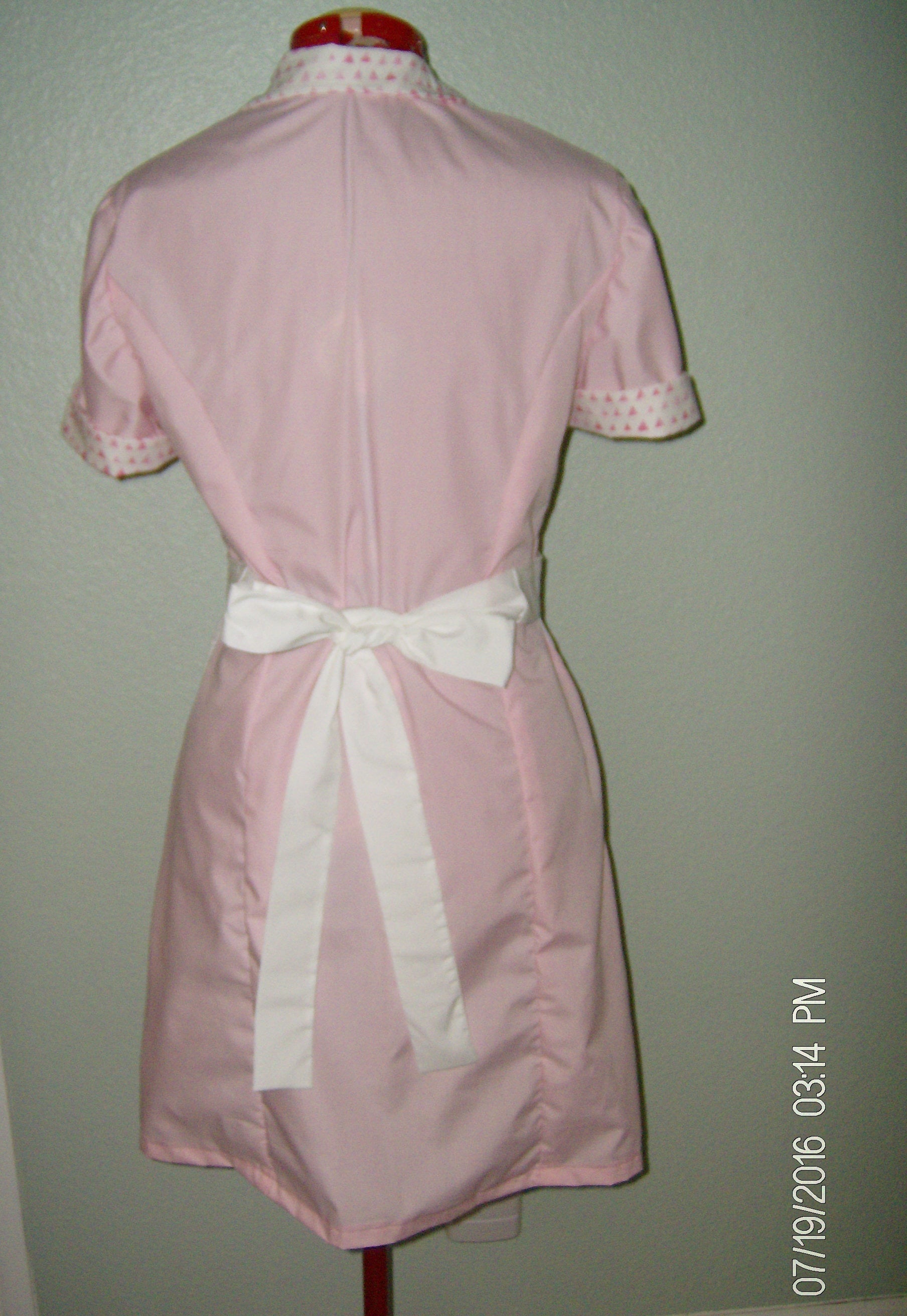 Pink Cotton Waitress Dress Uniform: Retro Diner Style with Apron