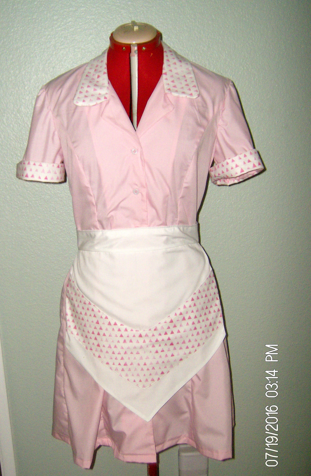 Pink Cotton Waitress Dress Uniform: Retro Diner Style with Apron