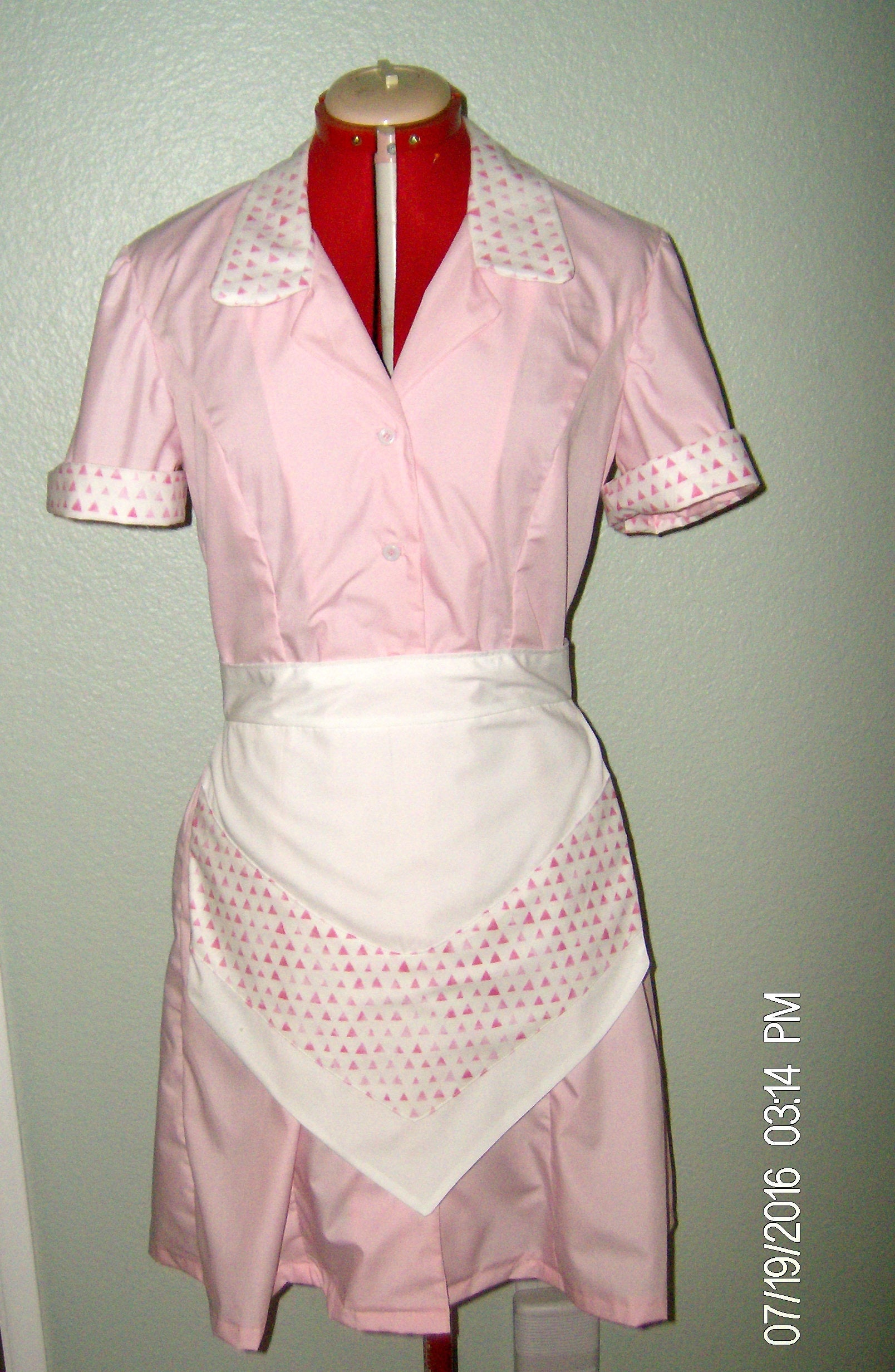 Pink Cotton Waitress Dress Uniform: Retro Diner Style with Apron